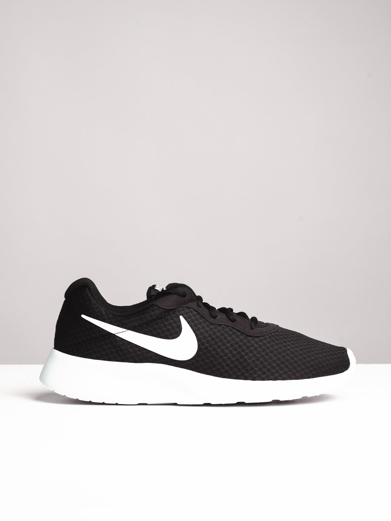 Nike hotsell slippers tanjun