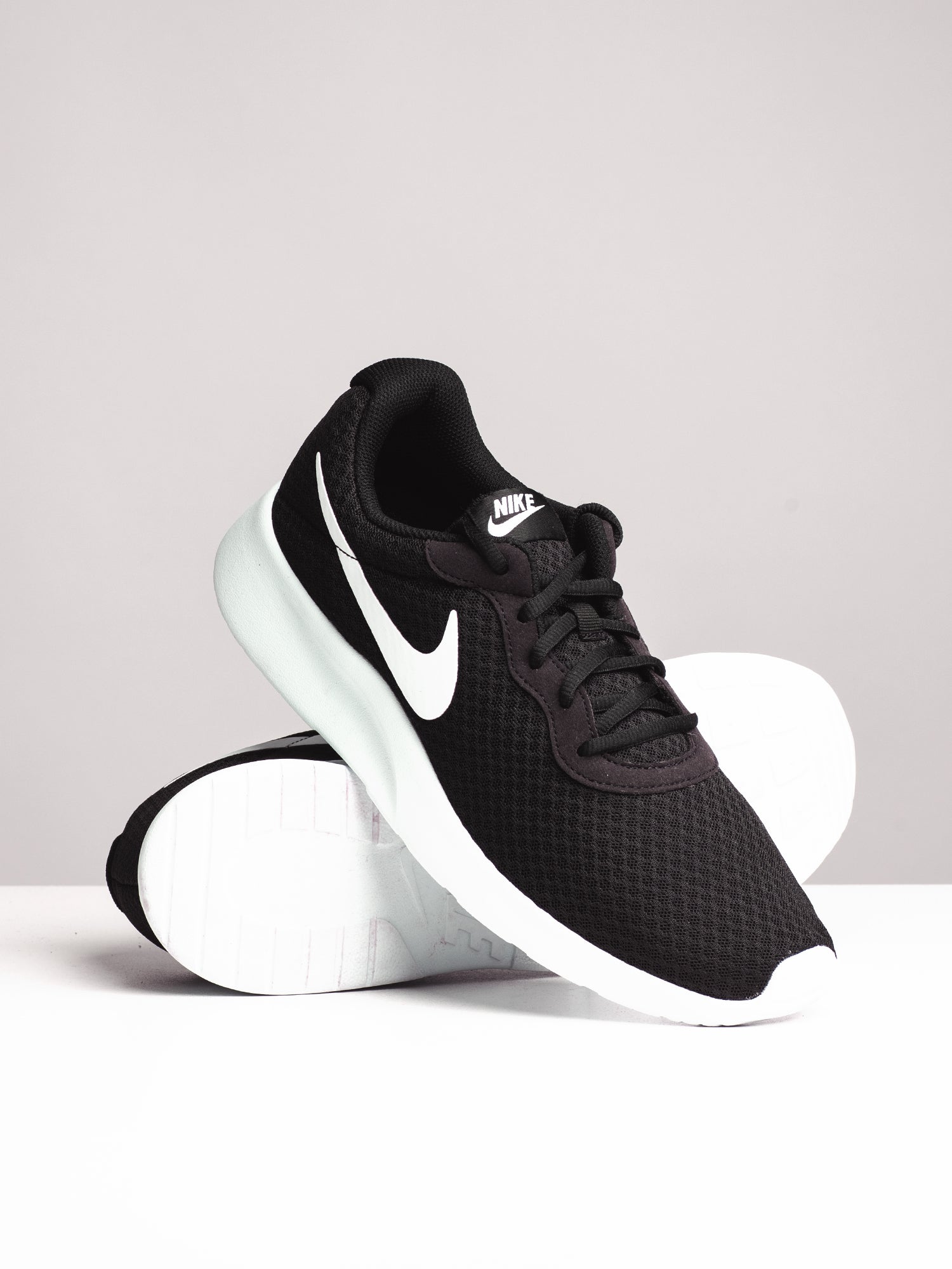 Nike tanjun outlet black white womens