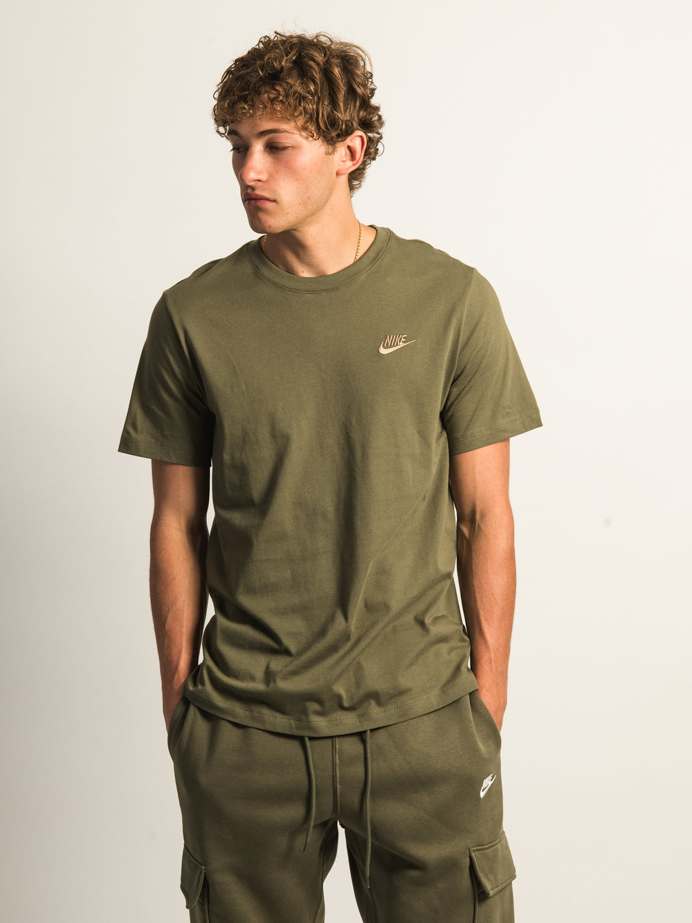NIKE SPORTSWEAR CLUB T-SHIRT - OLIVE