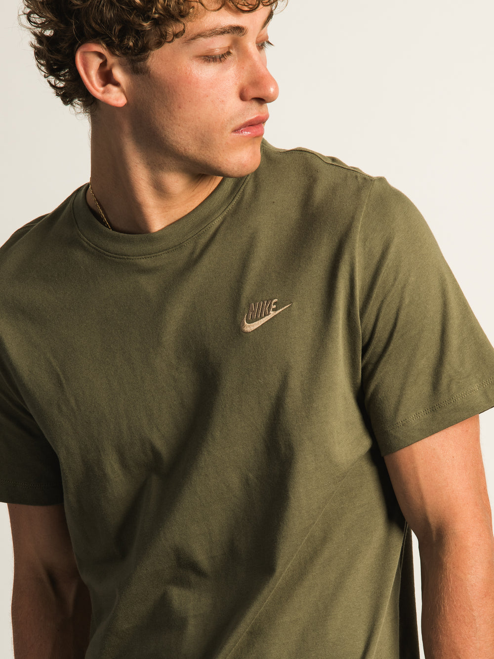 NIKE SPORTSWEAR CLUB T-SHIRT - OLIVE