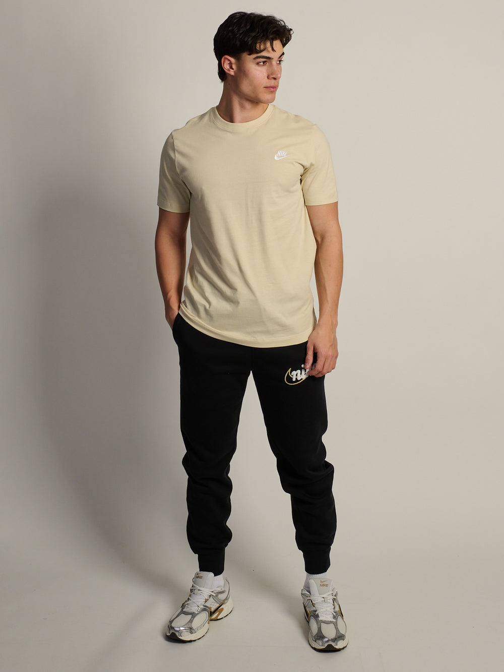 NIKE SPORTSWEAR CLUB T-SHIRT - LIGHT KHAKI