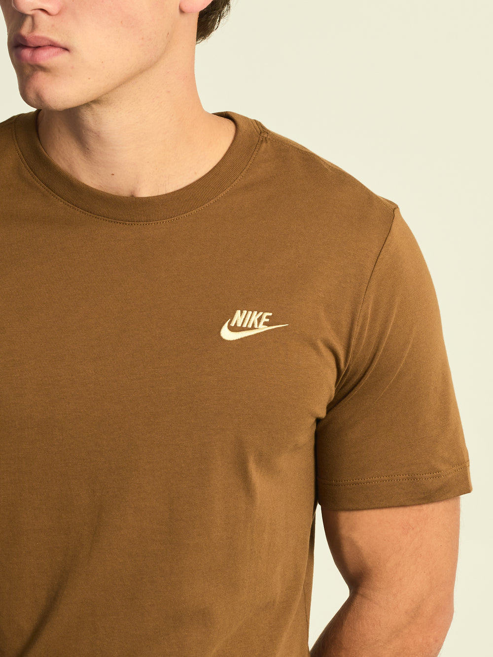 NIKE SPORTSWEAR CLUB T-SHIRT  - BROWN