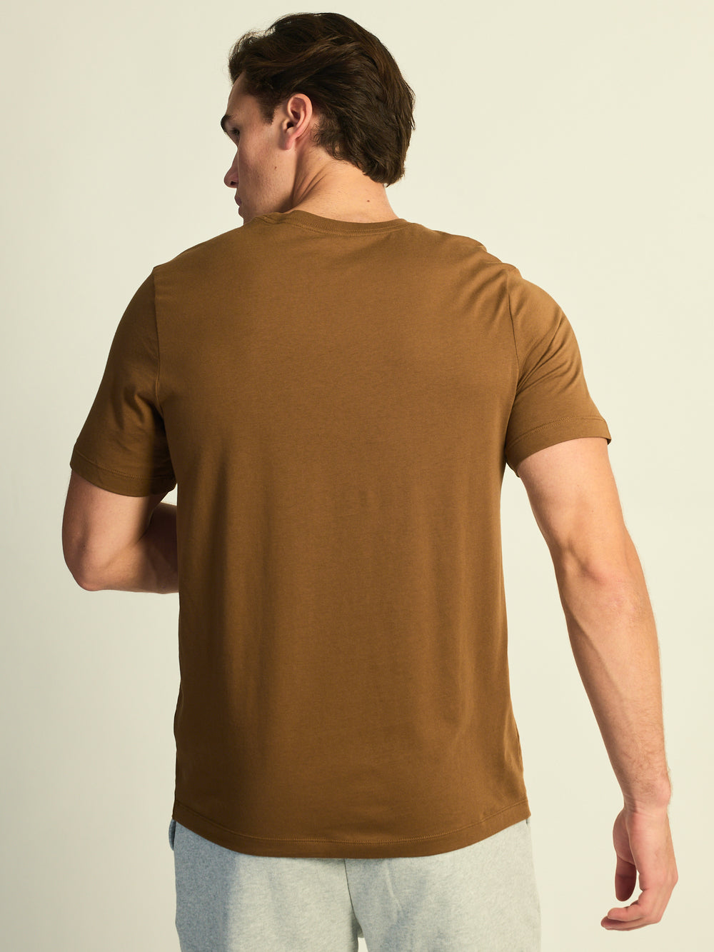 NIKE SPORTSWEAR CLUB T-SHIRT  - BROWN