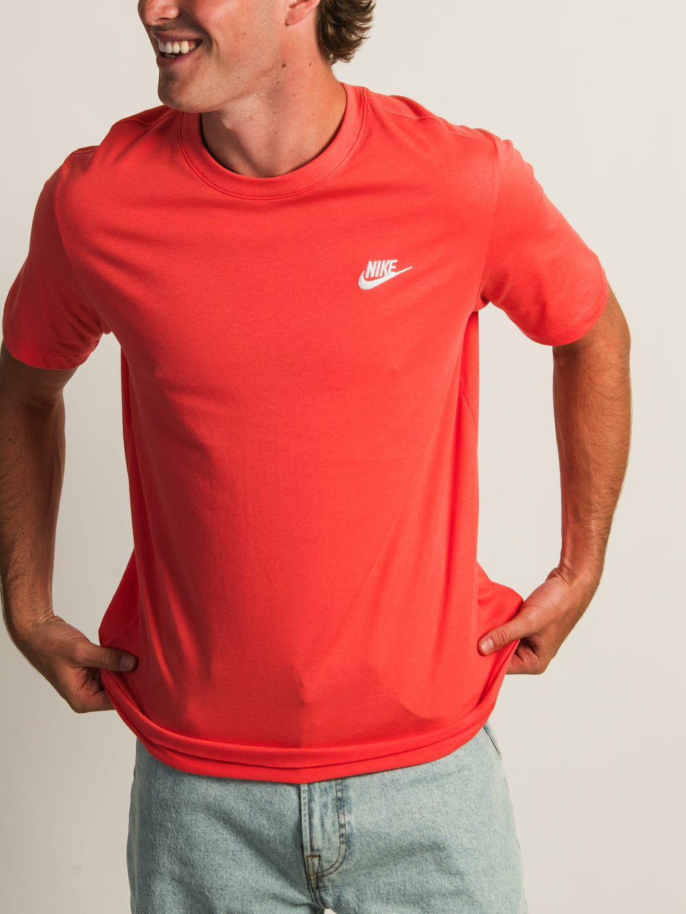 NIKE SPORTSWEAR CLUB T-SHIRT - MAGIC EMBER