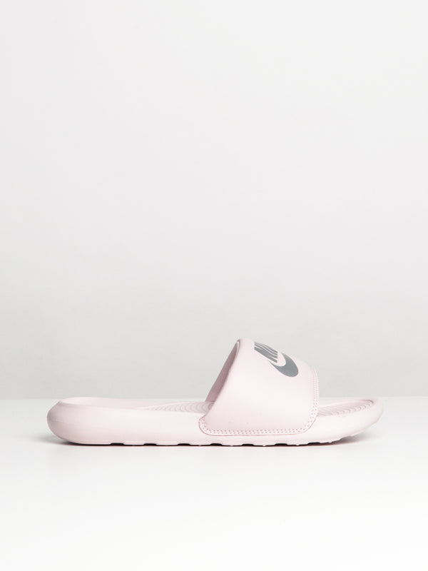 WOMENS NIKE VICTORI ONE SLIDES - BARELY ROSE/METALIC SILVER