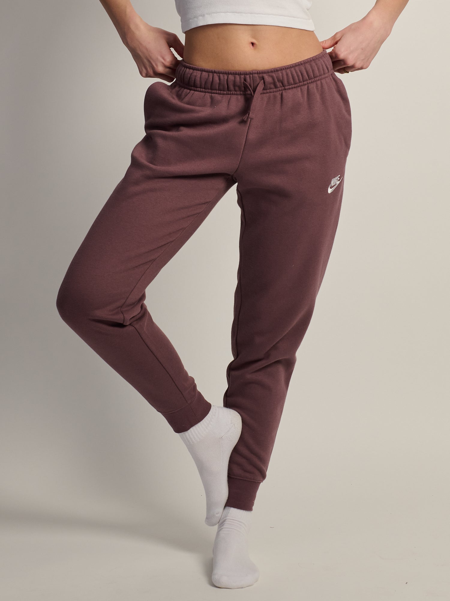 NIKE SPORTSWEAR CLUB FLEECE MID RISE PANT STD - BROWN