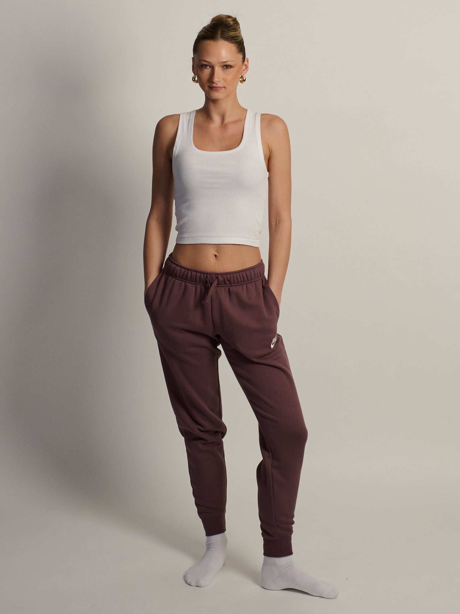 NIKE SPORTSWEAR CLUB FLEECE MID RISE PANT STD - BROWN