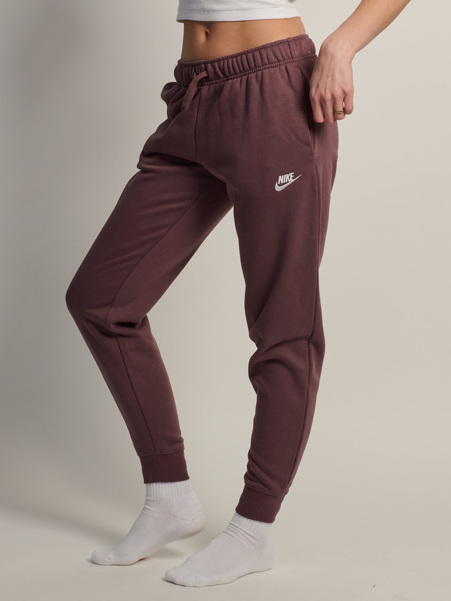 NIKE SPORTSWEAR CLUB FLEECE MID RISE PANT STD - BROWN