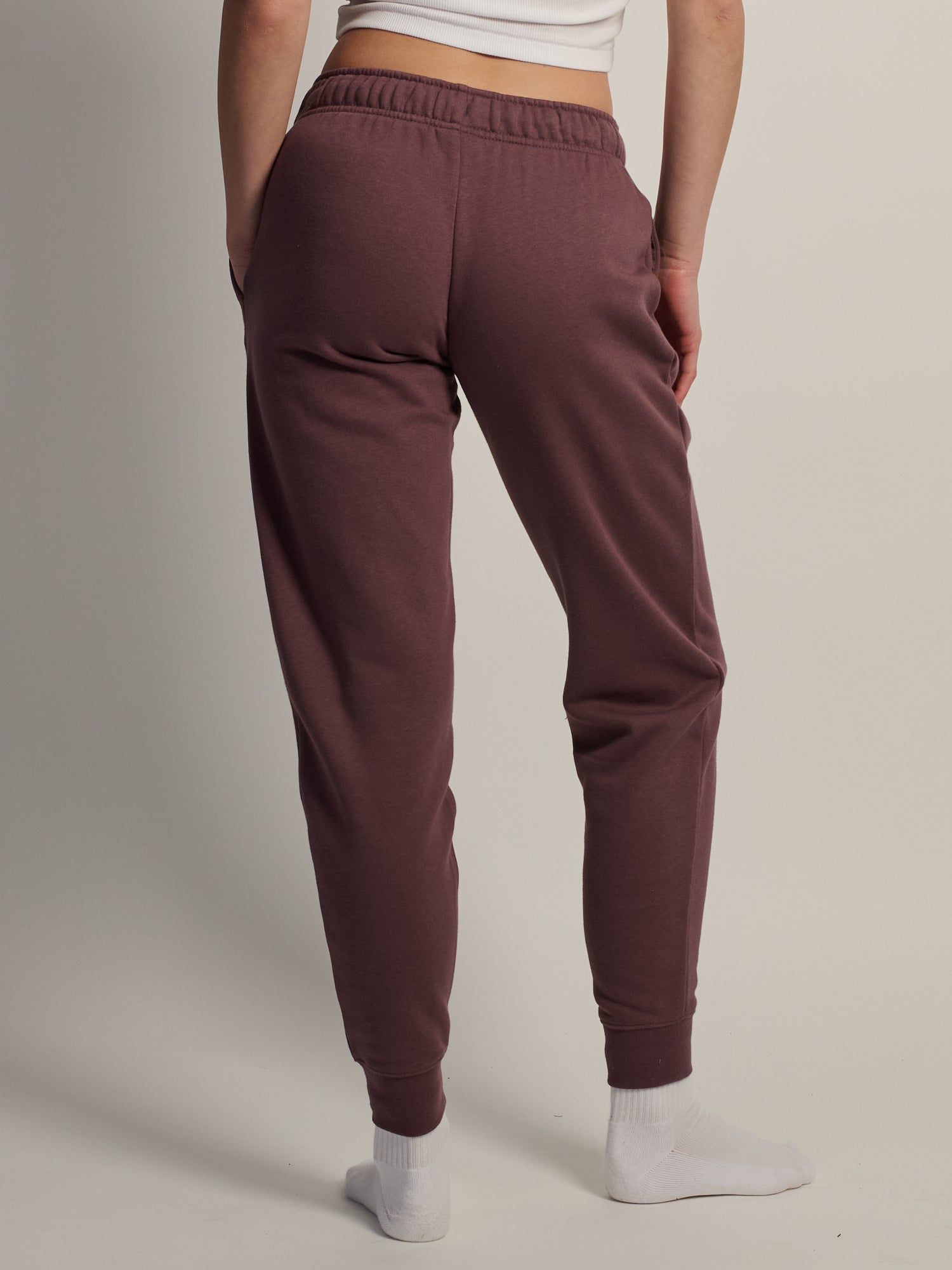 NIKE SPORTSWEAR CLUB FLEECE MID RISE PANT STD - BROWN