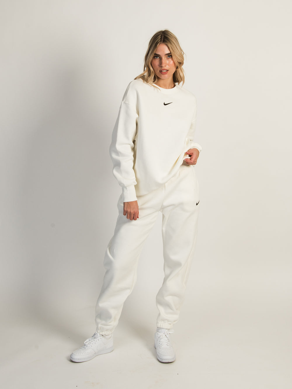  Nike Sportswear Club Fleece Mid-Rise Oversized Sweatpants Womens  Size - Medium Black/White : Clothing, Shoes & Jewelry