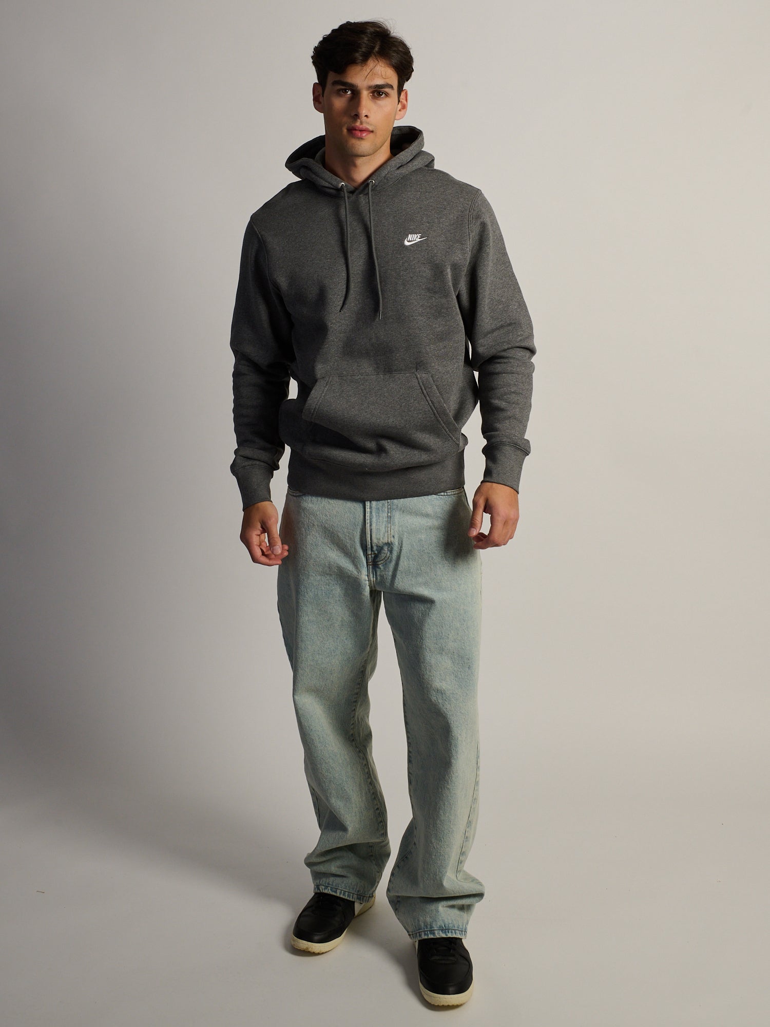 PULL OVER NIKE SPORTSWEAR CLUB HODDIE- CHARCOAL