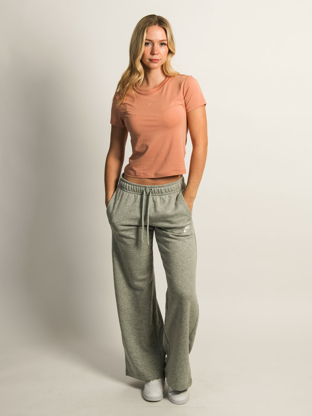 T-SHIRT COURT NIKE SPORTSWEAR CHILL KNIT - ROSE GOLD