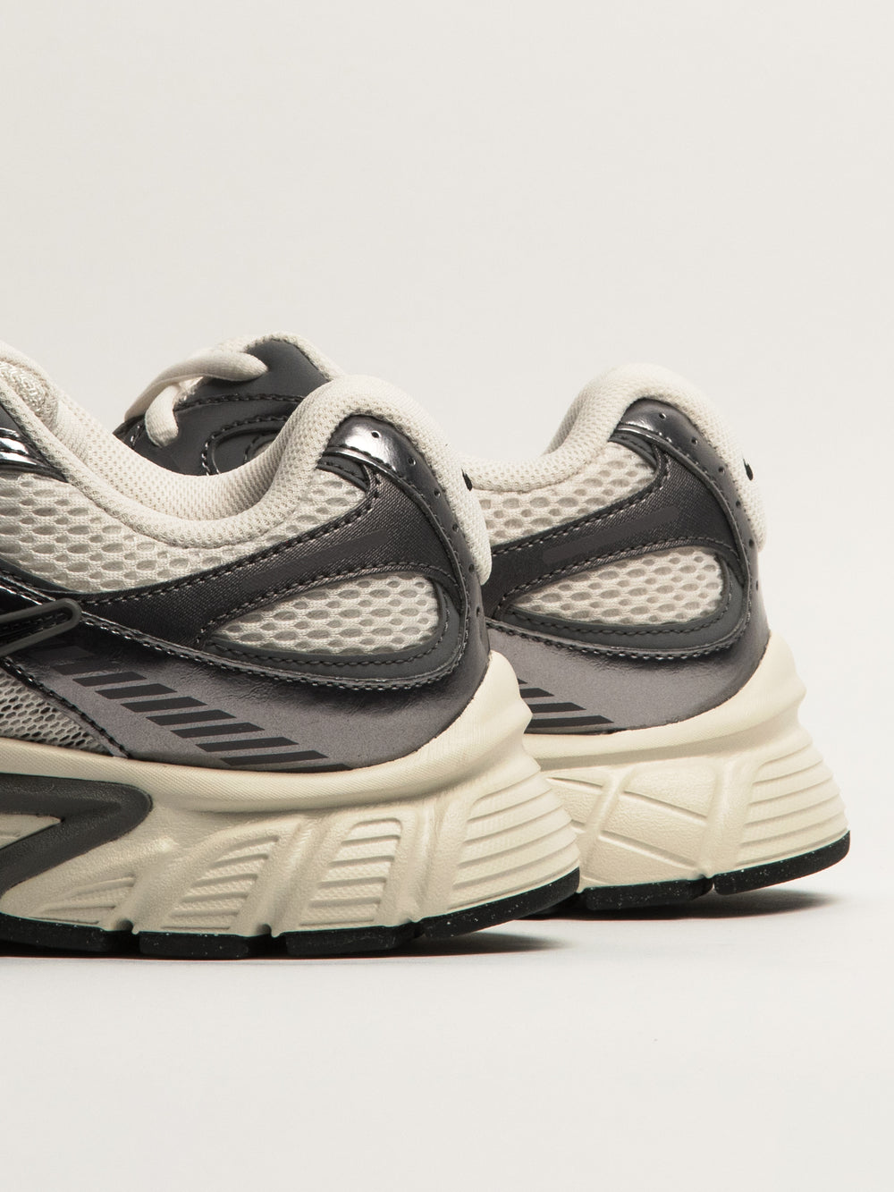 NIKE V5 RNR SNEAKER - GREY