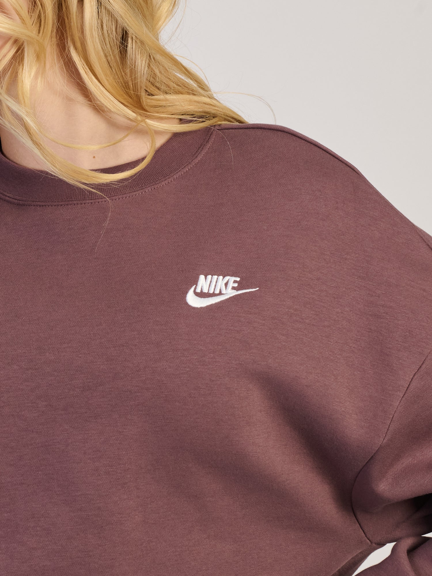 NIKE SPORTSWEAR CLUB FLEECE LOOSE CREW - MARRON