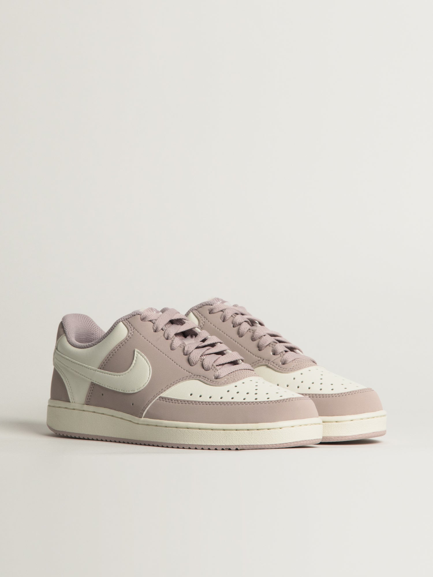 FEMMES NIKE COURT VISION LO P NBKL SNEAKER