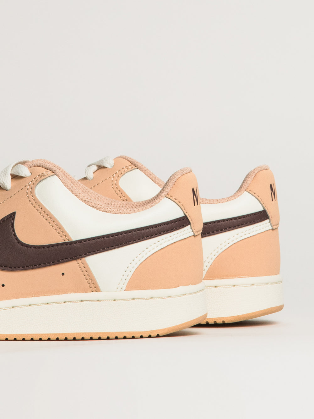 BASKETS BASSES NIKE COURT VISION POUR FEMMES - BEIGE