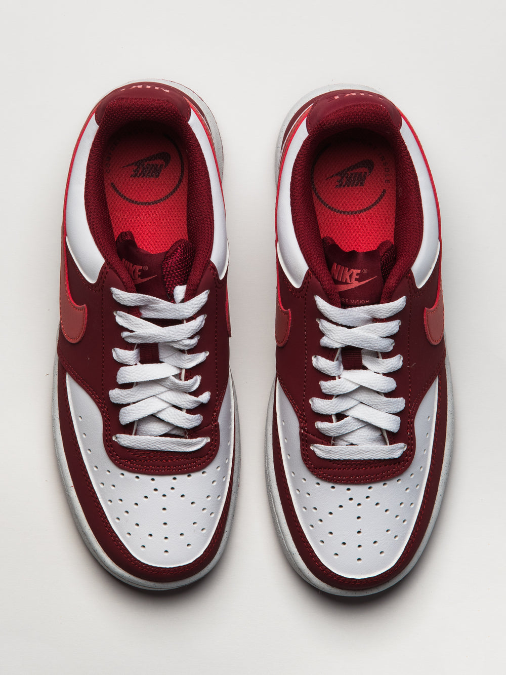CHAUSSURES DE SPORT NIKE COURT VISION LOW POUR FEMMES - ROUGE/BLANC