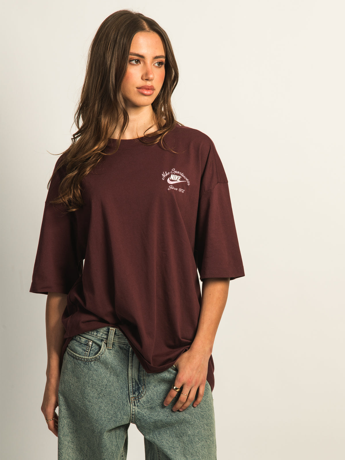 NIKE SPORTSWEAR CLASSICS TEE - BURGUNDY
