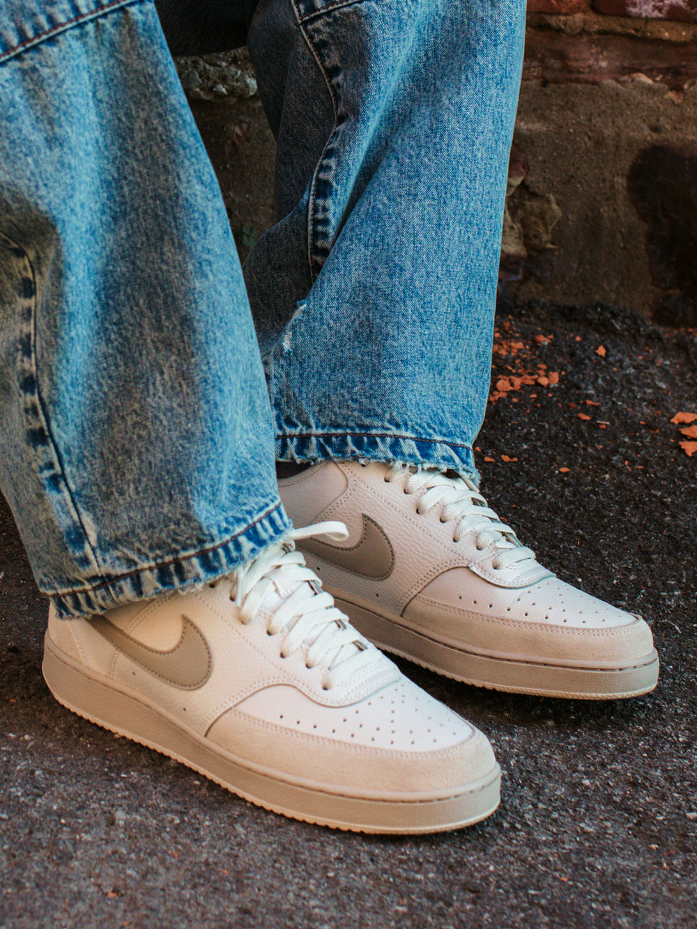 NIKE COURT VISION LO SUEDE SNEAKER - CRÈME