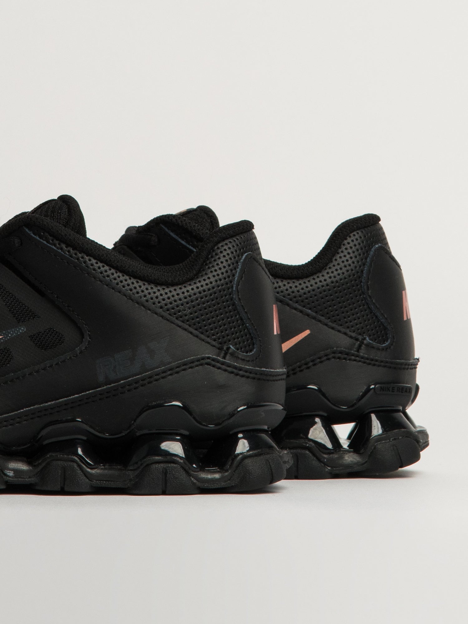 NIKE REAX 8 TR BASKETS - NOIR
