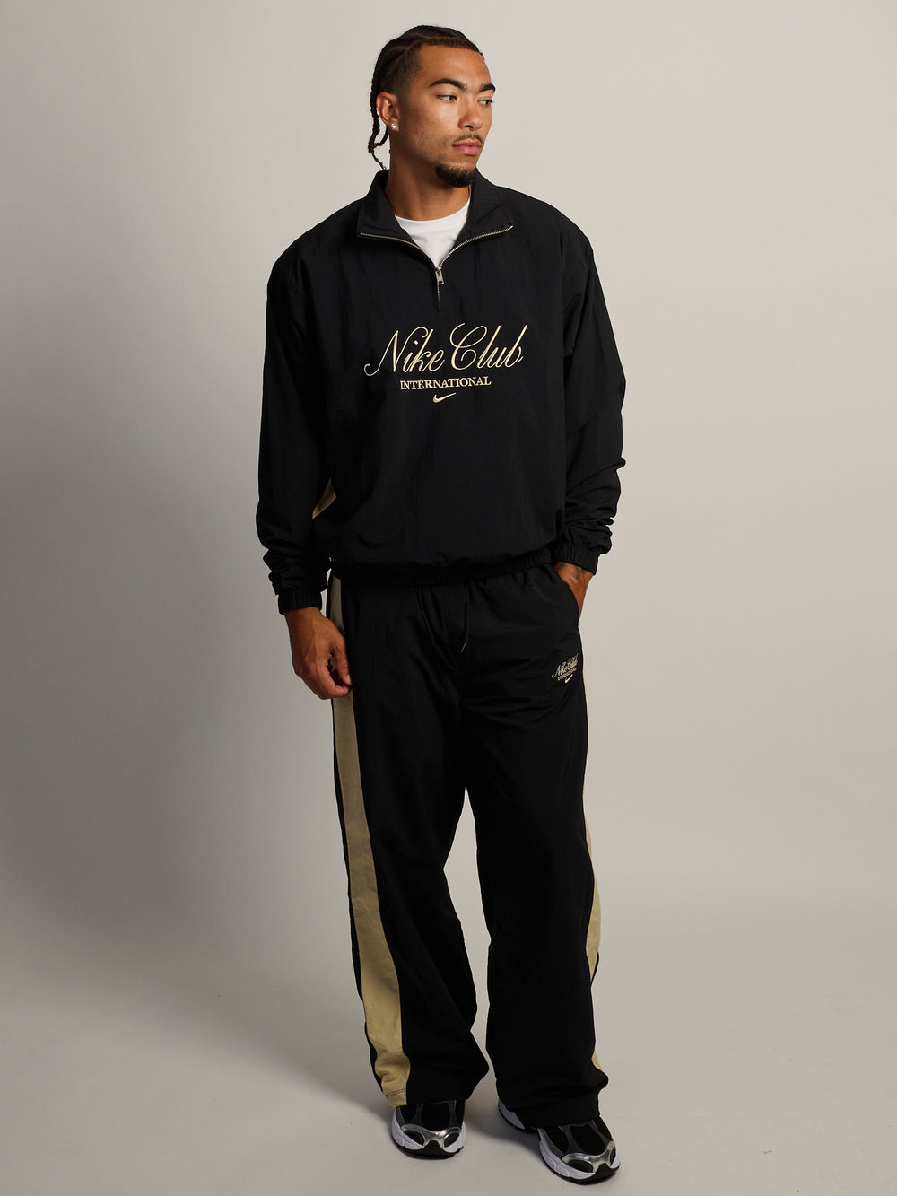NIKE INTERNATIONAL HALF ZIP