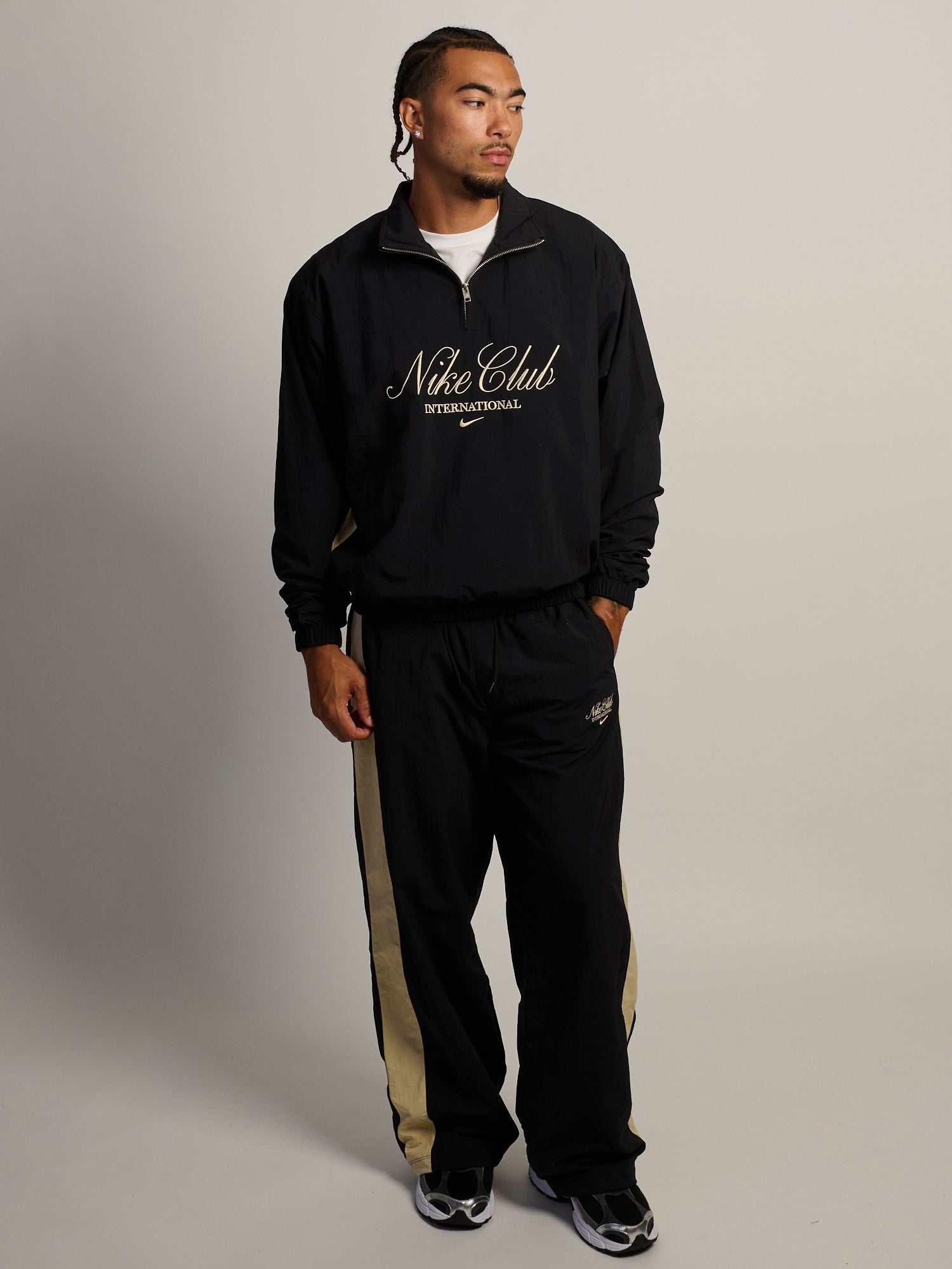 NIKE INTERNATIONAL HALF ZIP