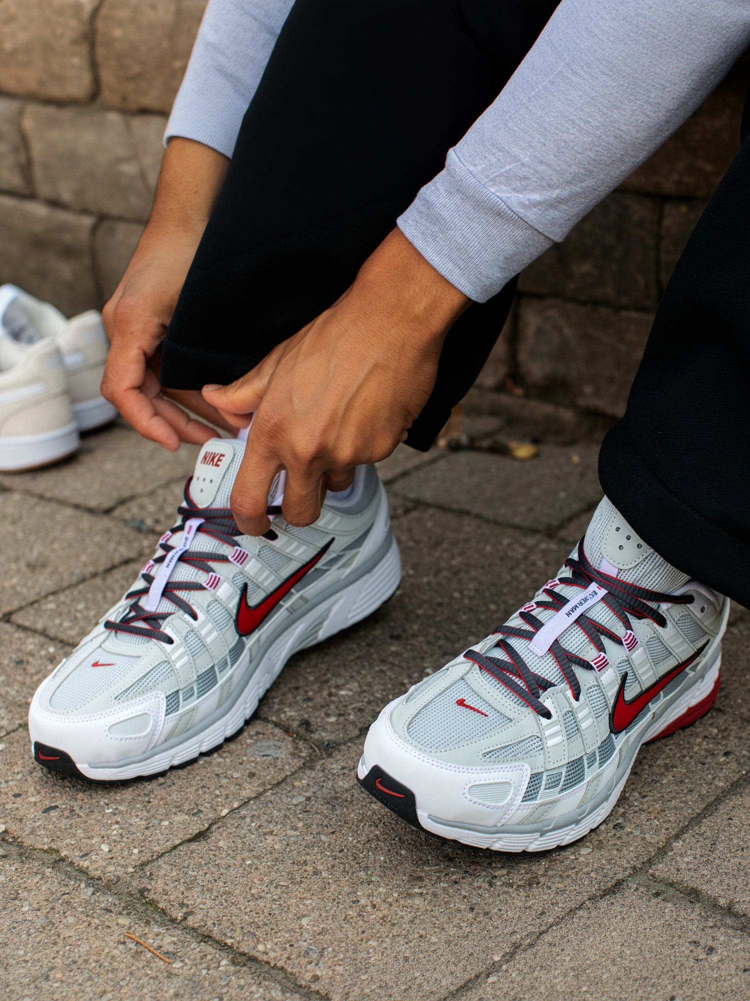 MENS NIKE P - 6000 SNEAKER WHITE/RED