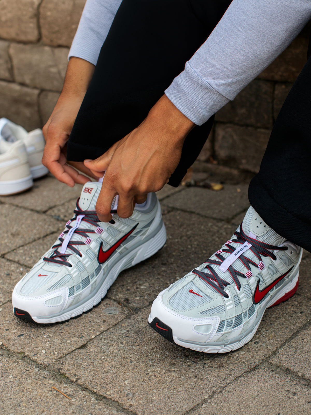 MENS NIKE P - 6000 SNEAKER WHITE/RED