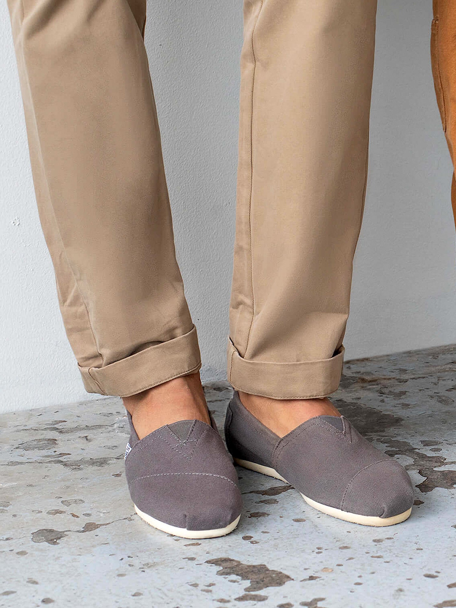 MENS TOMS CLASSICS GREY CANVAS SLIP ONS CLEARANCE