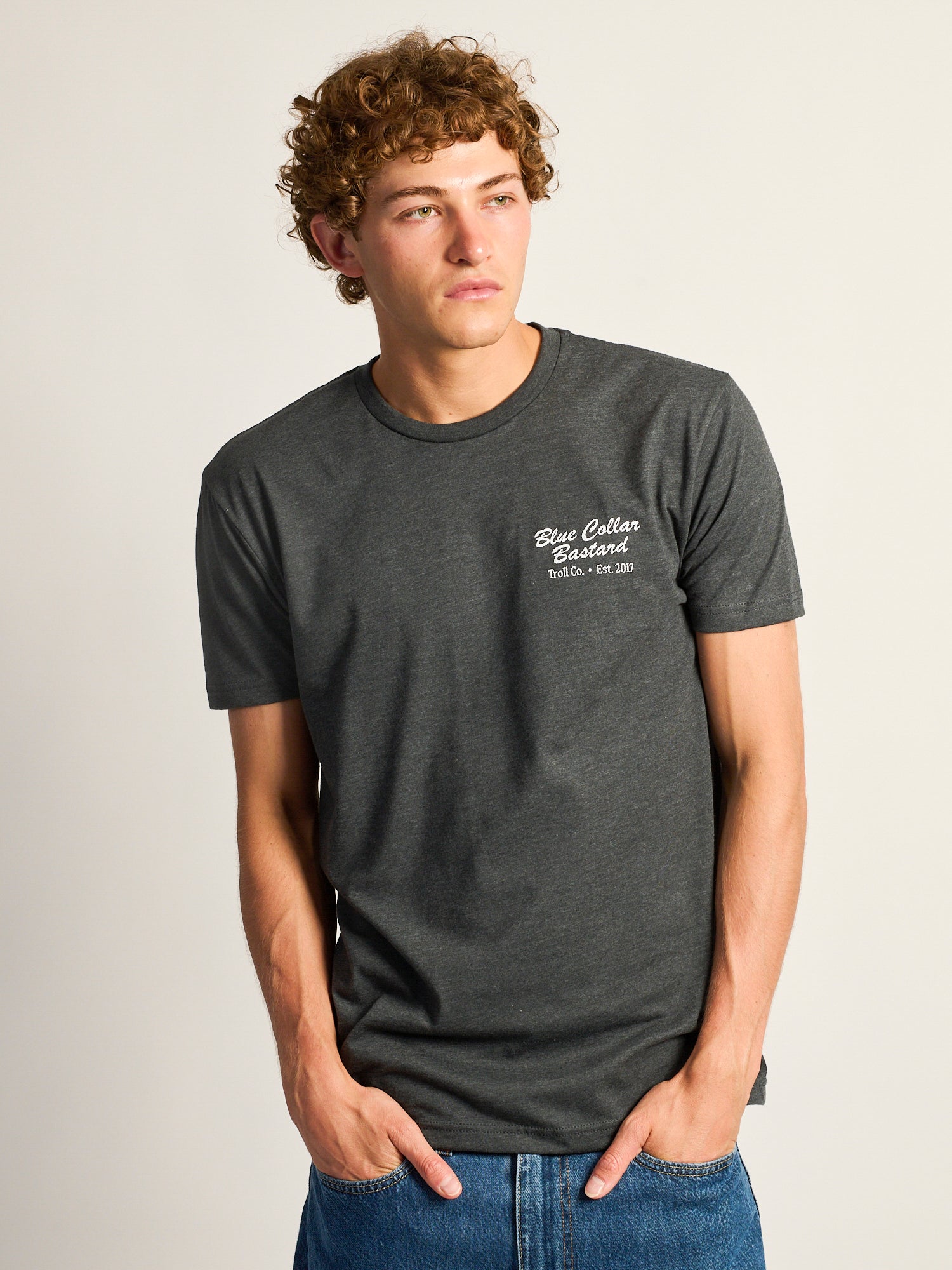 T-SHIRT PETIT DÉJEUNER À COL BLEU TROLL CO.