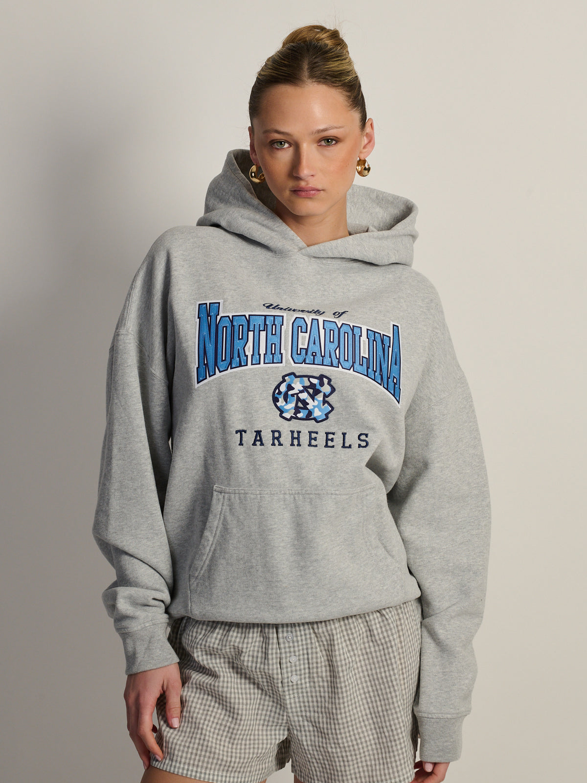 NORTH CAROLINA RELAXED CAMO LOGO HOODIE